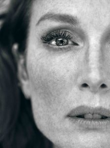 Portrait d eJulianne Moore en noir et blanc